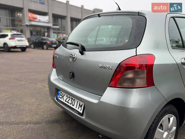 Сірий Тойота Яріс, об'ємом двигуна 1.3 л та пробігом 152 тис. км за 4850 $, фото 8 на Automoto.ua