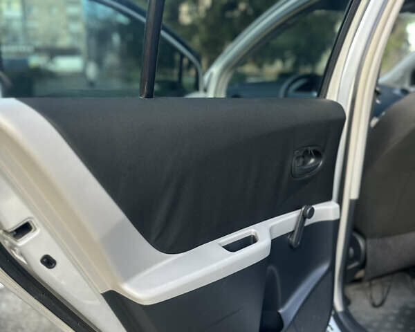 Сірий Тойота Яріс, об'ємом двигуна 1.3 л та пробігом 264 тис. км за 4500 $, фото 39 на Automoto.ua