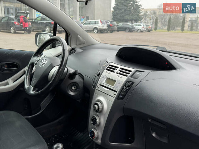 Серый Тойота Ярис, объемом двигателя 1.3 л и пробегом 150 тыс. км за 4600 $, фото 25 на Automoto.ua