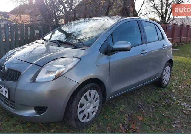 Серый Тойота Ярис, объемом двигателя 1.3 л и пробегом 151 тыс. км за 5000 $, фото 2 на Automoto.ua
