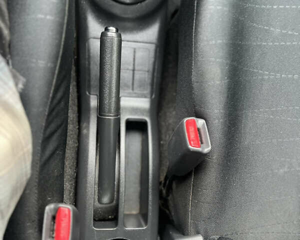 Сірий Тойота Яріс, об'ємом двигуна 1.3 л та пробігом 233 тис. км за 4800 $, фото 26 на Automoto.ua