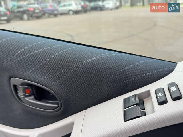 Сірий Тойота Яріс, об'ємом двигуна 1.3 л та пробігом 152 тис. км за 4850 $, фото 44 на Automoto.ua