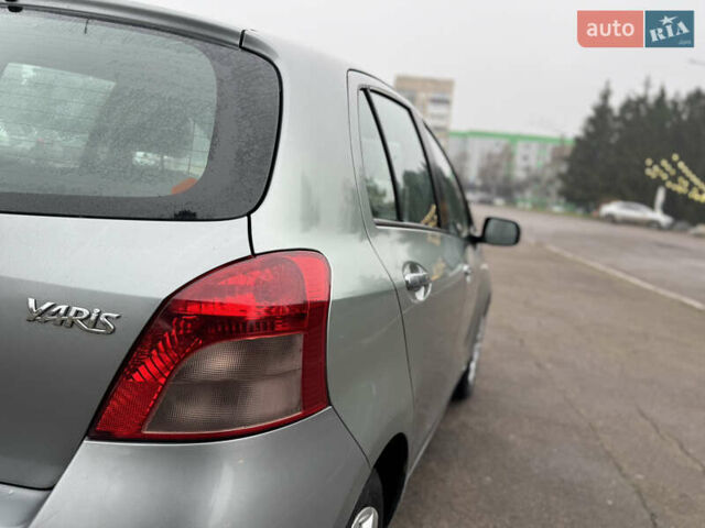 Серый Тойота Ярис, объемом двигателя 1.3 л и пробегом 150 тыс. км за 4600 $, фото 9 на Automoto.ua