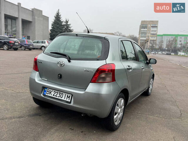 Сірий Тойота Яріс, об'ємом двигуна 1.3 л та пробігом 152 тис. км за 4850 $, фото 10 на Automoto.ua