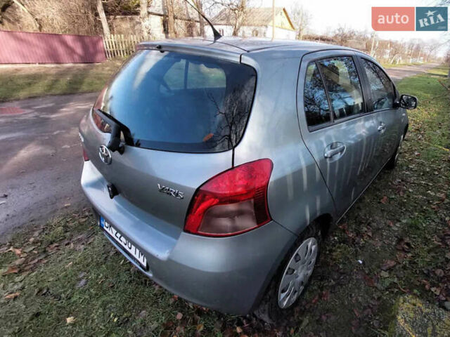 Серый Тойота Ярис, объемом двигателя 1.3 л и пробегом 151 тыс. км за 5000 $, фото 3 на Automoto.ua