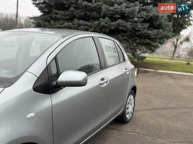 Серый Тойота Ярис, объемом двигателя 1.3 л и пробегом 150 тыс. км за 4600 $, фото 16 на Automoto.ua