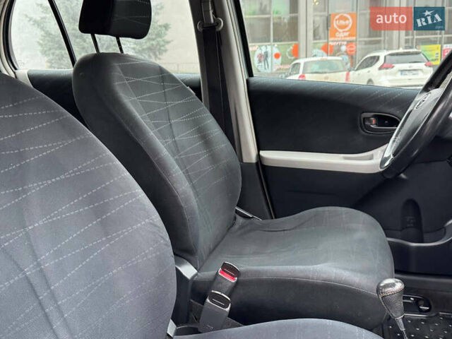 Сірий Тойота Яріс, об'ємом двигуна 1.3 л та пробігом 152 тис. км за 4850 $, фото 23 на Automoto.ua