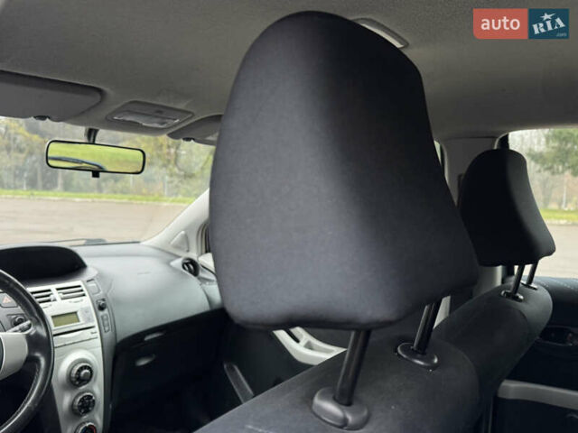 Серый Тойота Ярис, объемом двигателя 1.3 л и пробегом 150 тыс. км за 4600 $, фото 40 на Automoto.ua