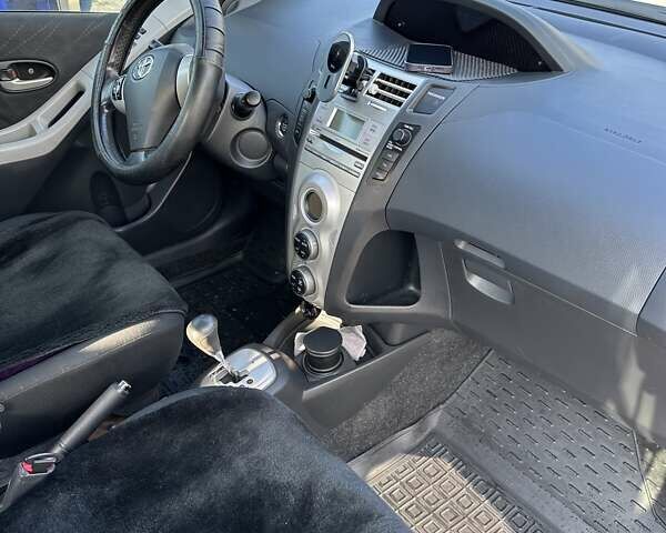 Сірий Тойота Яріс, об'ємом двигуна 1.3 л та пробігом 183 тис. км за 5850 $, фото 6 на Automoto.ua