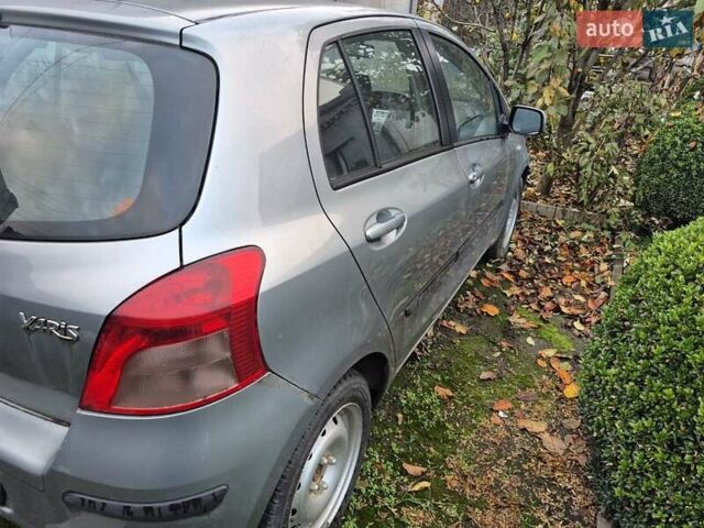 Серый Тойота Ярис, объемом двигателя 1.3 л и пробегом 300 тыс. км за 6500 $, фото 1 на Automoto.ua