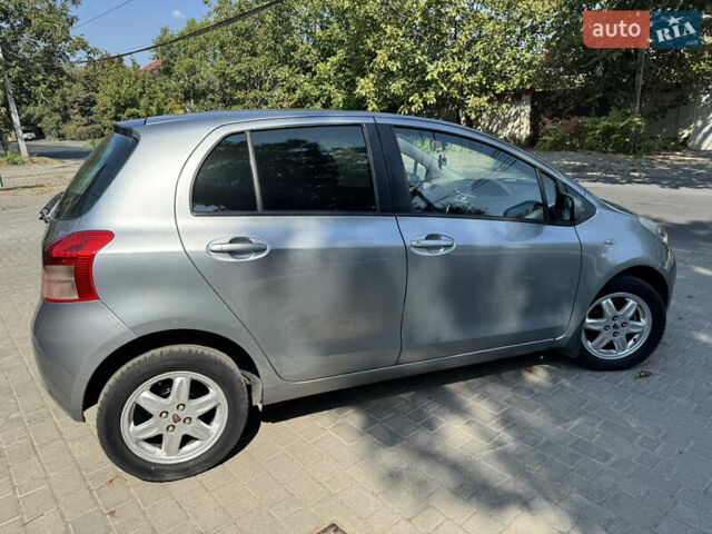 Серый Тойота Ярис, объемом двигателя 1.3 л и пробегом 249 тыс. км за 6800 $, фото 5 на Automoto.ua