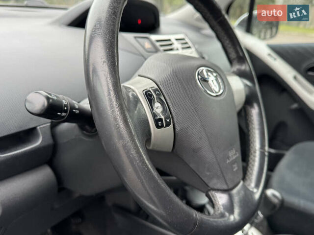 Серый Тойота Ярис, объемом двигателя 1.3 л и пробегом 150 тыс. км за 4600 $, фото 47 на Automoto.ua