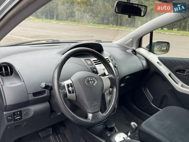 Серый Тойота Ярис, объемом двигателя 1.3 л и пробегом 150 тыс. км за 4600 $, фото 42 на Automoto.ua