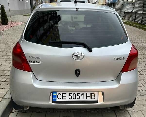 Серый Тойота Ярис, объемом двигателя 1.4 л и пробегом 190 тыс. км за 5800 $, фото 1 на Automoto.ua