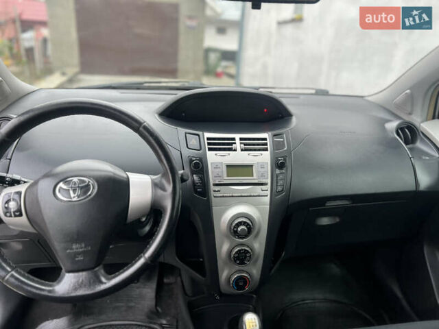 Сірий Тойота Яріс, об'ємом двигуна 1.3 л та пробігом 233 тис. км за 4800 $, фото 22 на Automoto.ua