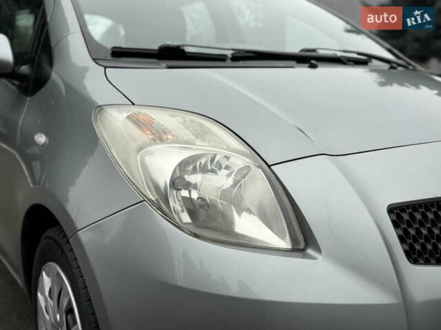 Серый Тойота Ярис, объемом двигателя 1.3 л и пробегом 150 тыс. км за 4600 $, фото 3 на Automoto.ua