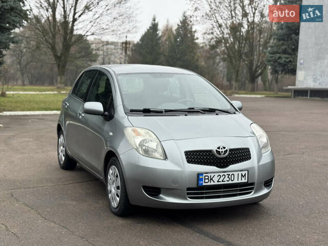 Серый Тойота Ярис, объемом двигателя 1.3 л и пробегом 150 тыс. км за 4600 $, фото 1 на Automoto.ua