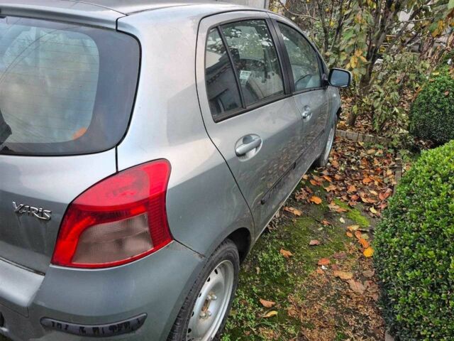 Сірий Тойота Яріс, об'ємом двигуна 1.3 л та пробігом 300 тис. км за 6500 $, фото 1 на Automoto.ua