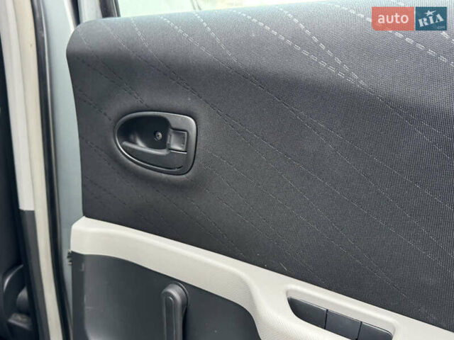 Серый Тойота Ярис, объемом двигателя 1.3 л и пробегом 150 тыс. км за 4600 $, фото 30 на Automoto.ua