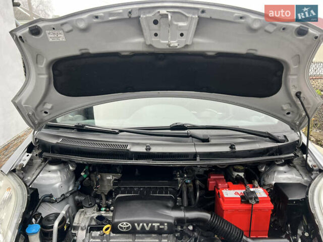 Сірий Тойота Яріс, об'ємом двигуна 1.3 л та пробігом 233 тис. км за 4800 $, фото 32 на Automoto.ua