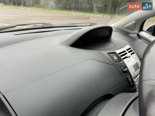 Серый Тойота Ярис, объемом двигателя 1.3 л и пробегом 150 тыс. км за 4600 $, фото 51 на Automoto.ua