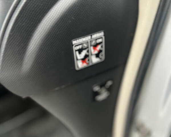 Сірий Тойота Яріс, об'ємом двигуна 1.3 л та пробігом 233 тис. км за 4800 $, фото 18 на Automoto.ua