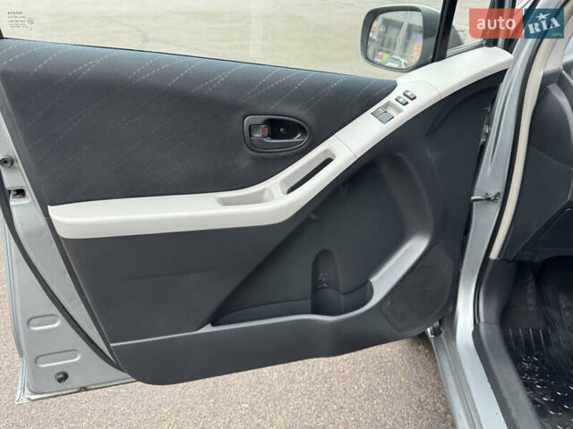 Серый Тойота Ярис, объемом двигателя 1.3 л и пробегом 150 тыс. км за 4600 $, фото 43 на Automoto.ua