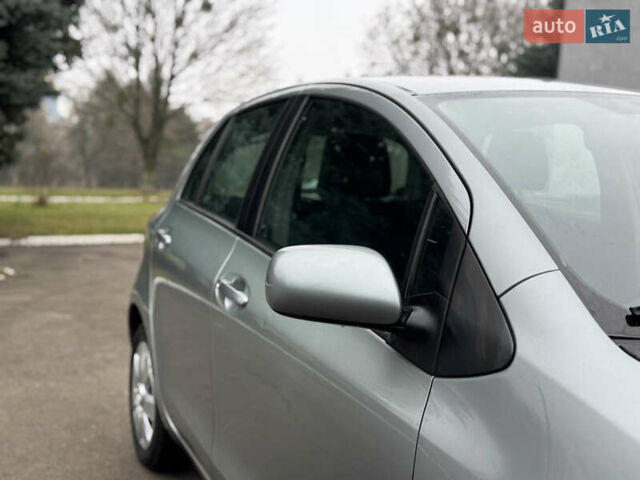 Серый Тойота Ярис, объемом двигателя 1.3 л и пробегом 150 тыс. км за 4600 $, фото 5 на Automoto.ua