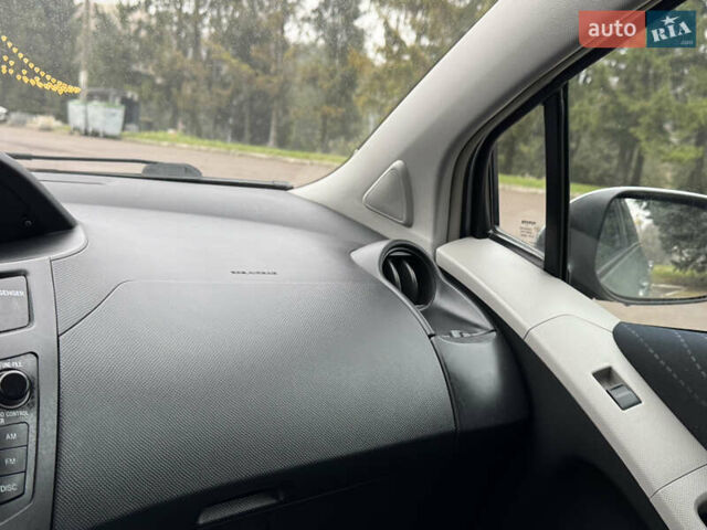 Серый Тойота Ярис, объемом двигателя 1.3 л и пробегом 150 тыс. км за 4600 $, фото 54 на Automoto.ua
