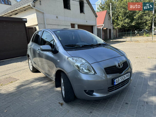 Серый Тойота Ярис, объемом двигателя 1.3 л и пробегом 249 тыс. км за 6800 $, фото 1 на Automoto.ua