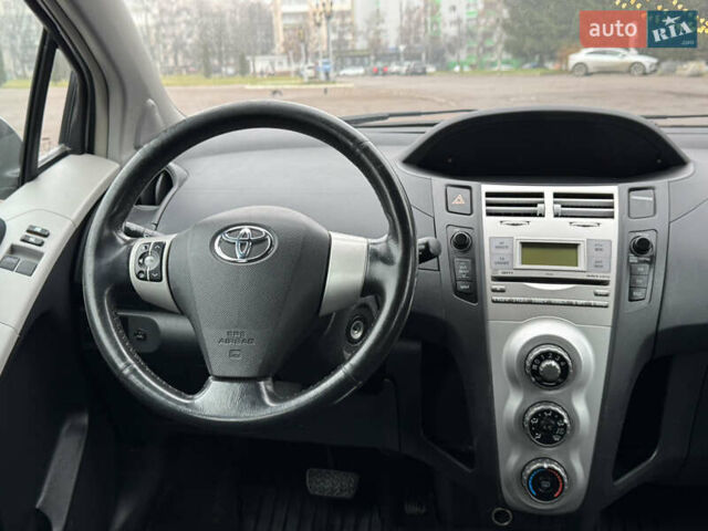 Серый Тойота Ярис, объемом двигателя 1.3 л и пробегом 150 тыс. км за 4600 $, фото 52 на Automoto.ua