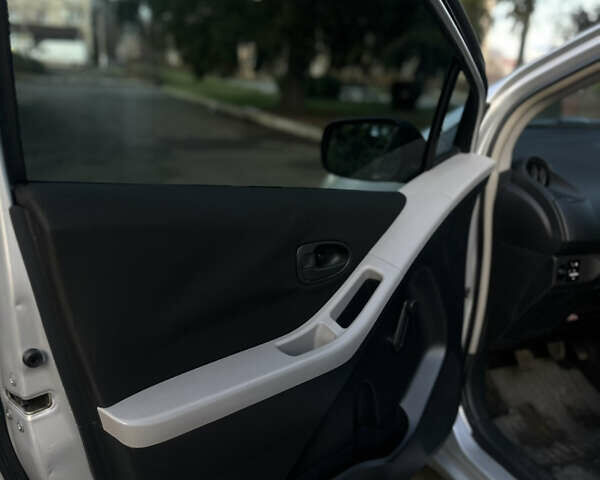 Сірий Тойота Яріс, об'ємом двигуна 1.3 л та пробігом 264 тис. км за 4500 $, фото 29 на Automoto.ua