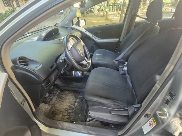 Серый Тойота Ярис, объемом двигателя 1.3 л и пробегом 187 тыс. км за 4700 $, фото 5 на Automoto.ua