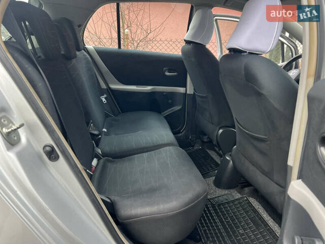 Сірий Тойота Яріс, об'ємом двигуна 1.3 л та пробігом 233 тис. км за 4800 $, фото 16 на Automoto.ua