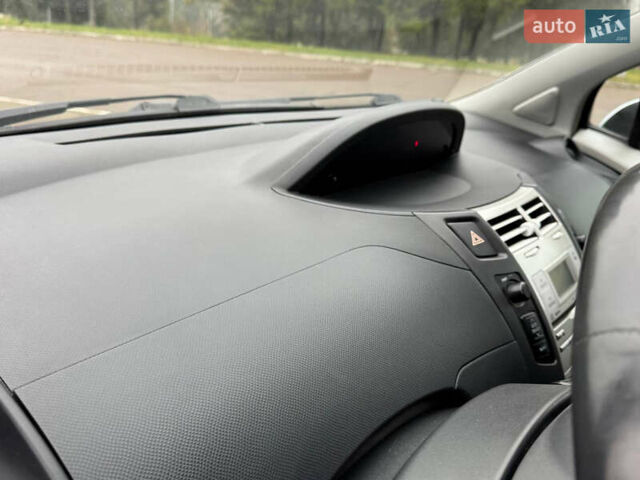 Сірий Тойота Яріс, об'ємом двигуна 1.3 л та пробігом 152 тис. км за 4850 $, фото 50 на Automoto.ua