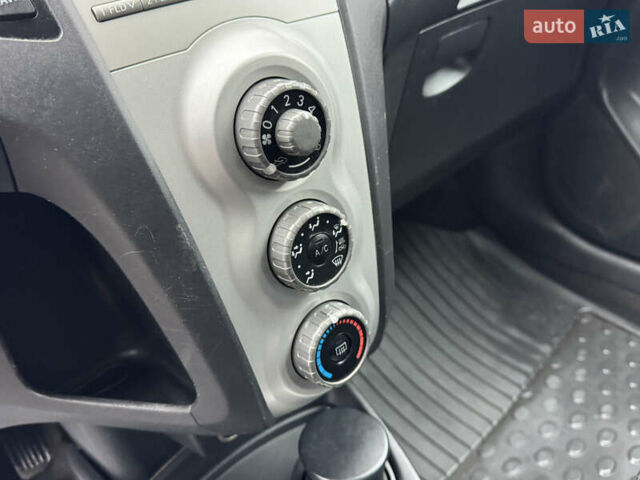 Серый Тойота Ярис, объемом двигателя 1.3 л и пробегом 150 тыс. км за 4600 $, фото 50 на Automoto.ua