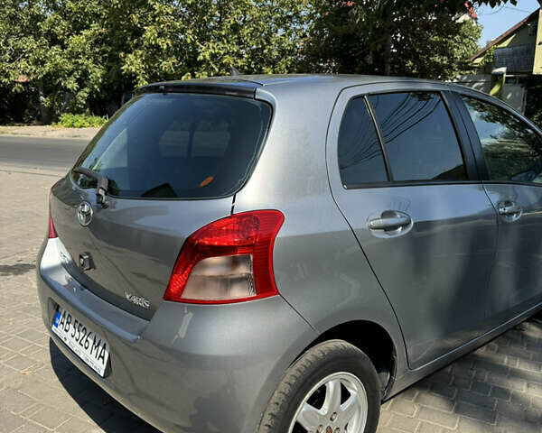 Серый Тойота Ярис, объемом двигателя 1.3 л и пробегом 249 тыс. км за 6800 $, фото 7 на Automoto.ua