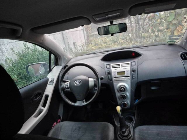 Сірий Тойота Яріс, об'ємом двигуна 1.3 л та пробігом 300 тис. км за 6500 $, фото 2 на Automoto.ua