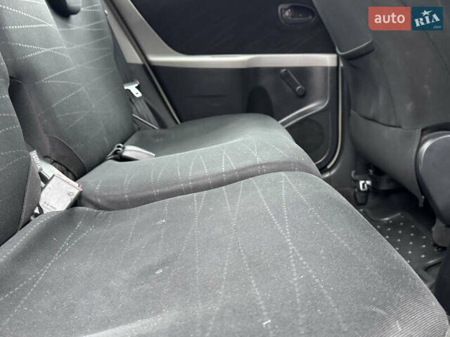 Серый Тойота Ярис, объемом двигателя 1.3 л и пробегом 150 тыс. км за 4600 $, фото 31 на Automoto.ua