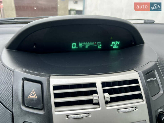 Сірий Тойота Яріс, об'ємом двигуна 1.3 л та пробігом 233 тис. км за 4800 $, фото 27 на Automoto.ua