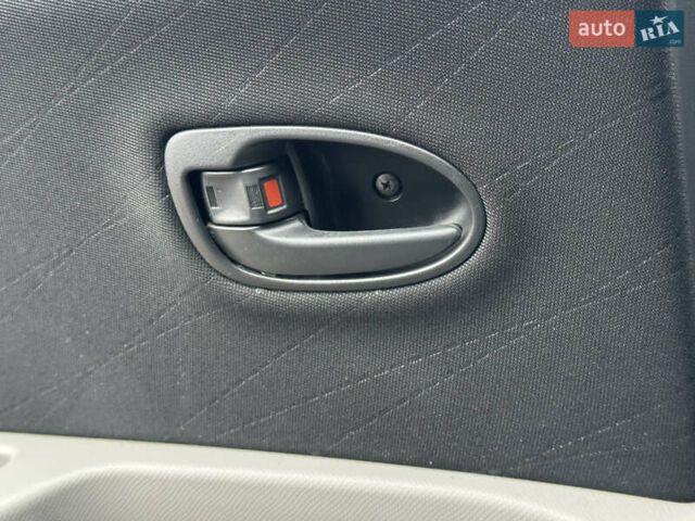Серый Тойота Ярис, объемом двигателя 1.3 л и пробегом 150 тыс. км за 4600 $, фото 36 на Automoto.ua
