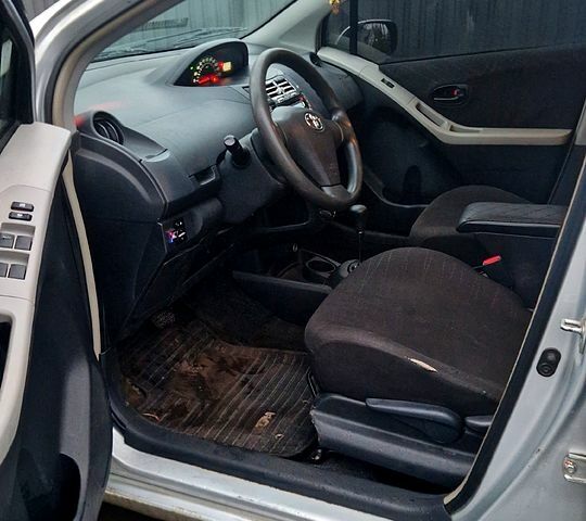 Сірий Тойота Яріс, об'ємом двигуна 1 л та пробігом 270 тис. км за 3950 $, фото 5 на Automoto.ua