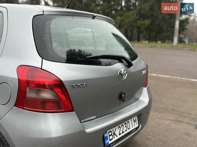 Серый Тойота Ярис, объемом двигателя 1.3 л и пробегом 150 тыс. км за 4600 $, фото 11 на Automoto.ua