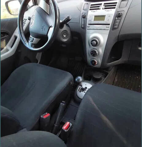 Серый Тойота Ярис, объемом двигателя 1.3 л и пробегом 151 тыс. км за 5000 $, фото 7 на Automoto.ua