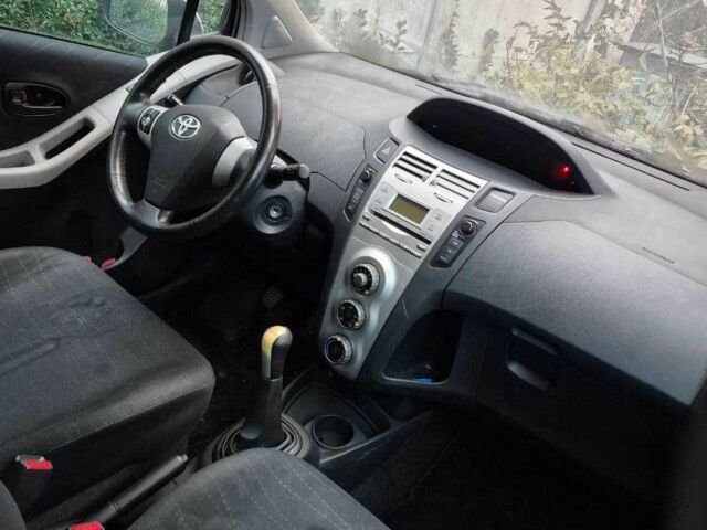 Сірий Тойота Яріс, об'ємом двигуна 1.3 л та пробігом 300 тис. км за 6500 $, фото 4 на Automoto.ua