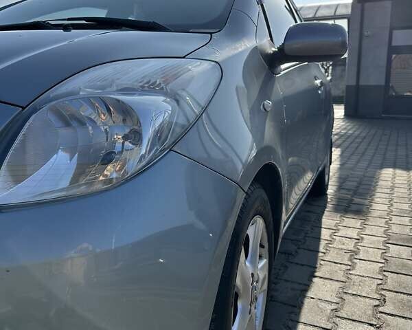 Сірий Тойота Яріс, об'ємом двигуна 1.3 л та пробігом 183 тис. км за 5850 $, фото 3 на Automoto.ua