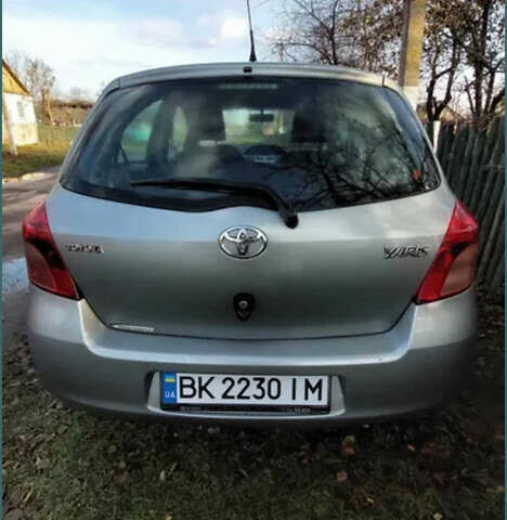 Серый Тойота Ярис, объемом двигателя 1.3 л и пробегом 151 тыс. км за 5000 $, фото 1 на Automoto.ua