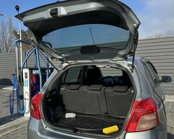 Сірий Тойота Яріс, об'ємом двигуна 1.3 л та пробігом 183 тис. км за 5850 $, фото 7 на Automoto.ua