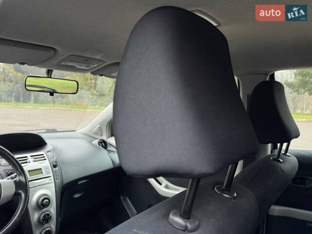 Сірий Тойота Яріс, об'ємом двигуна 1.3 л та пробігом 152 тис. км за 4850 $, фото 40 на Automoto.ua