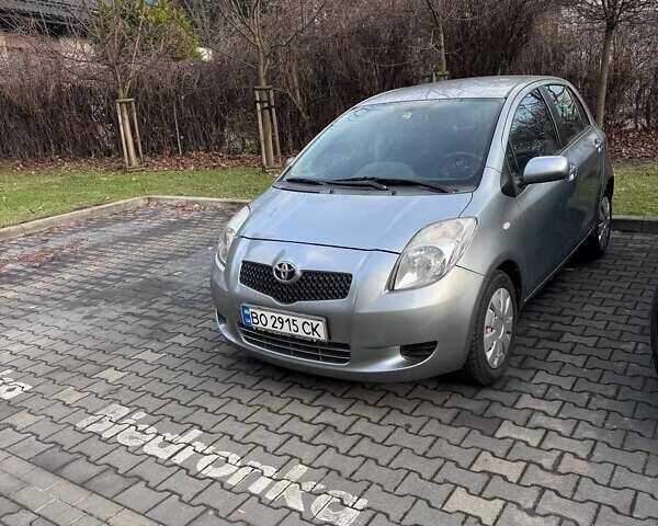 Серый Тойота Ярис, объемом двигателя 1.36 л и пробегом 135 тыс. км за 5200 $, фото 2 на Automoto.ua